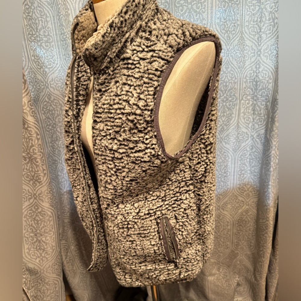 Thread & Supply Wubby Sherpa Arctic Vest large